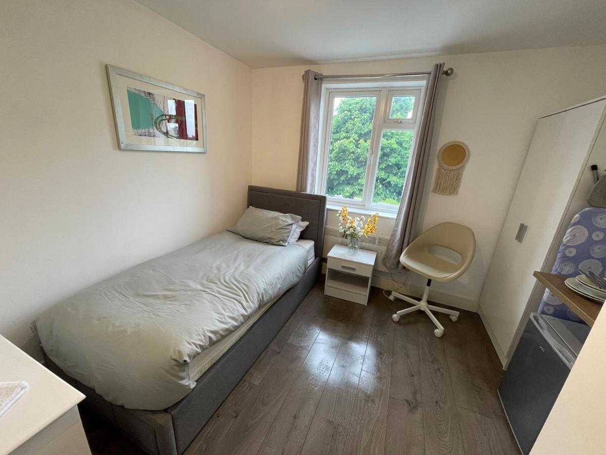 Letzi Premium Cozy Retreat Private En-suite Rooms, Wembley * Londra