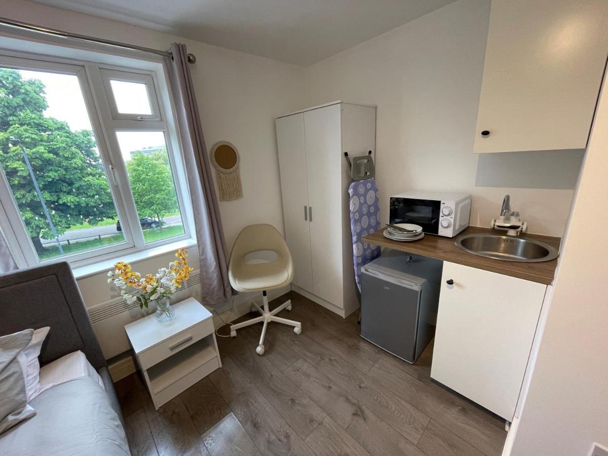 Letzi Premium Cozy Retreat Private En-suite Rooms, Wembley Londra