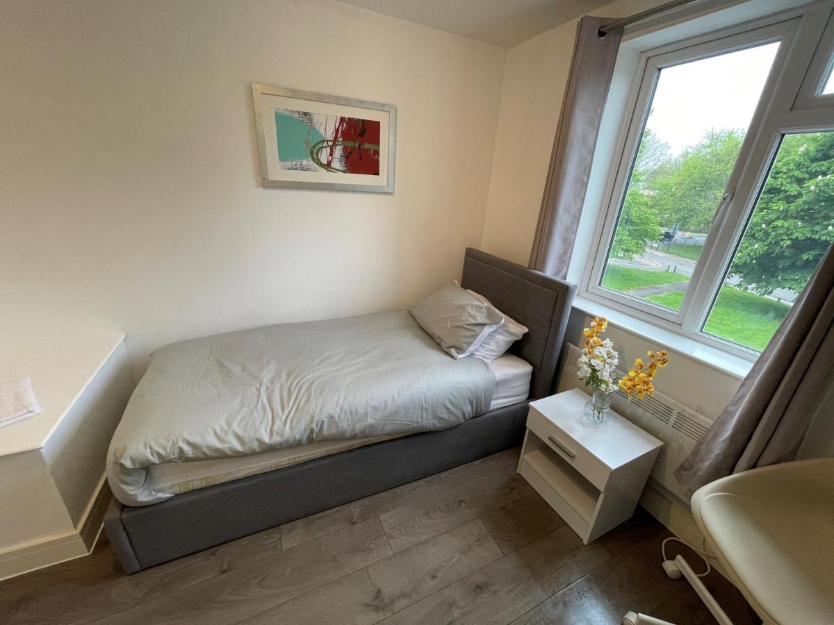 Letzi Premium Cozy Retreat Private En-suite Rooms, Wembley