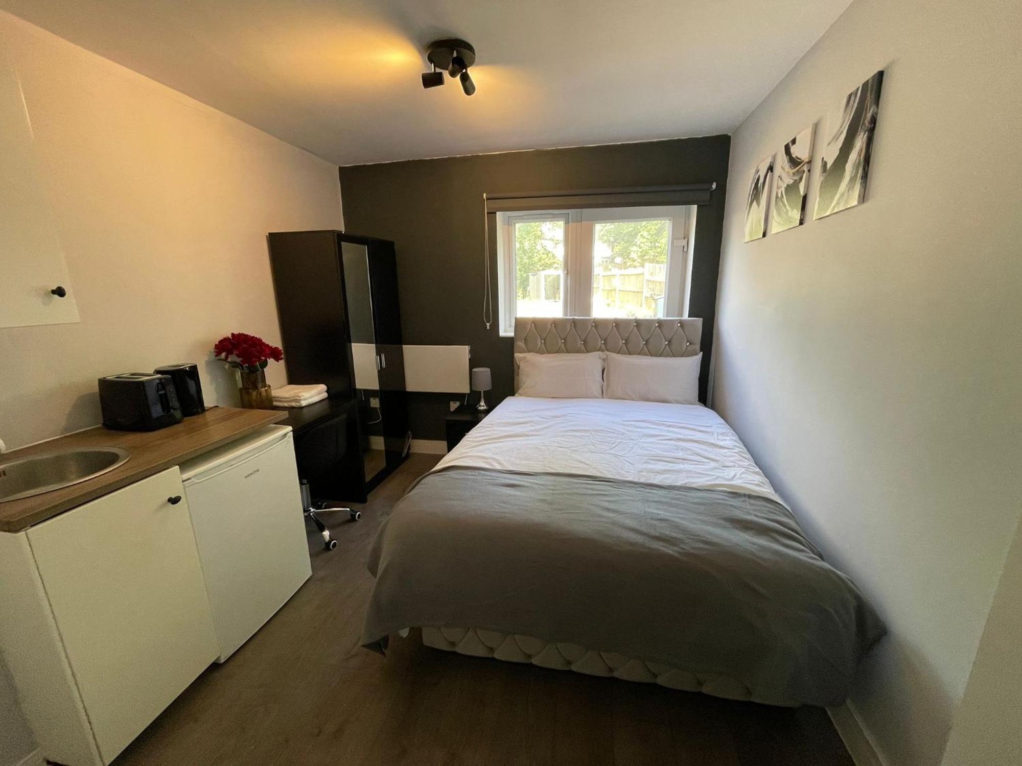 Letzi Premium Cozy Retreat Private En-suite Rooms, Wembley *