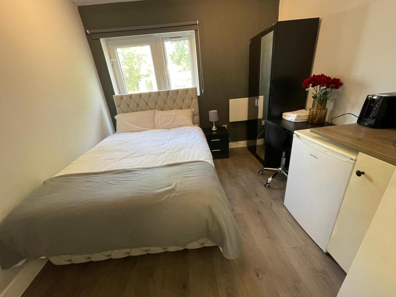 Letzi Premium Cozy Retreat Private En-suite Rooms, Wembley * Londra