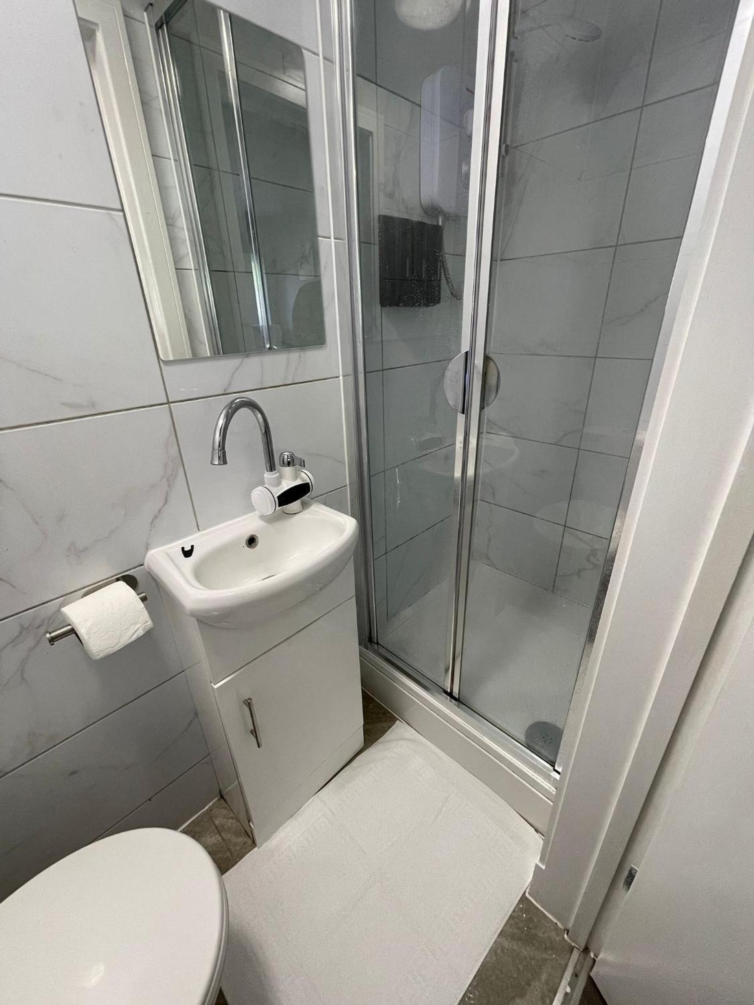 Letzi Premium Cozy Retreat Private En-suite Rooms, Wembley