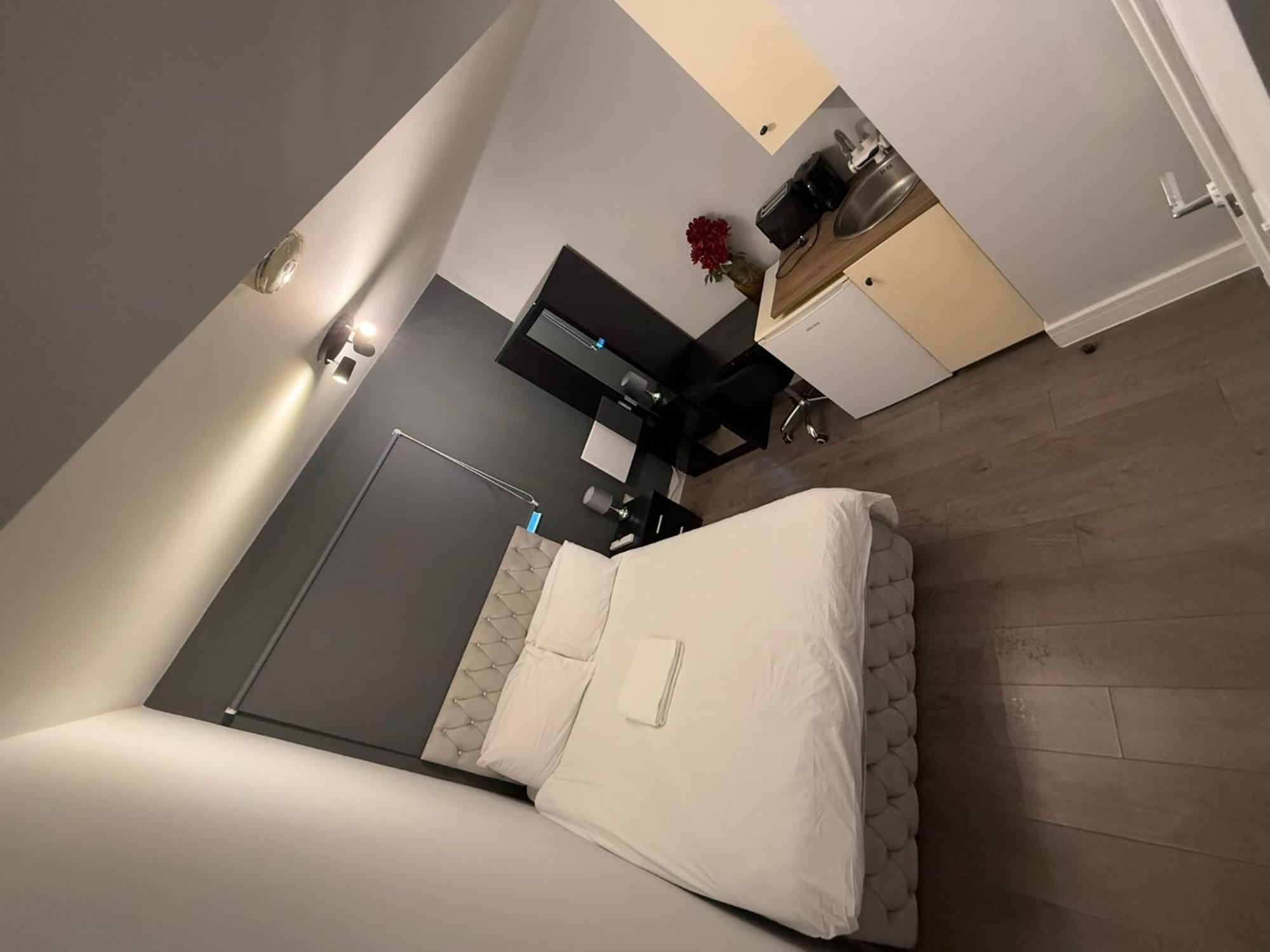 Letzi Premium Cozy Retreat Private En-suite Rooms, Wembley * Londra